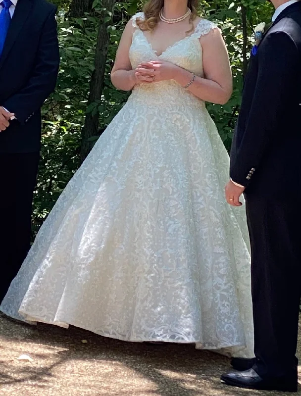 Seasonal Clearance Allure Bridals C533