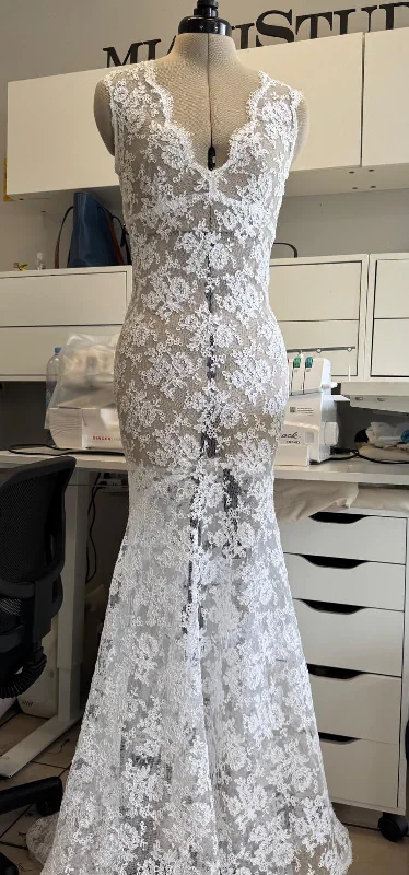 Daily Specials Monique Lhuillier this timeless 2 piece gown is crafted from French lace and silk