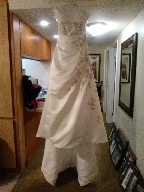 Factory Direct Sale David's Bridal A-Line Wedding Dress with Lace-up Back/9v9665
