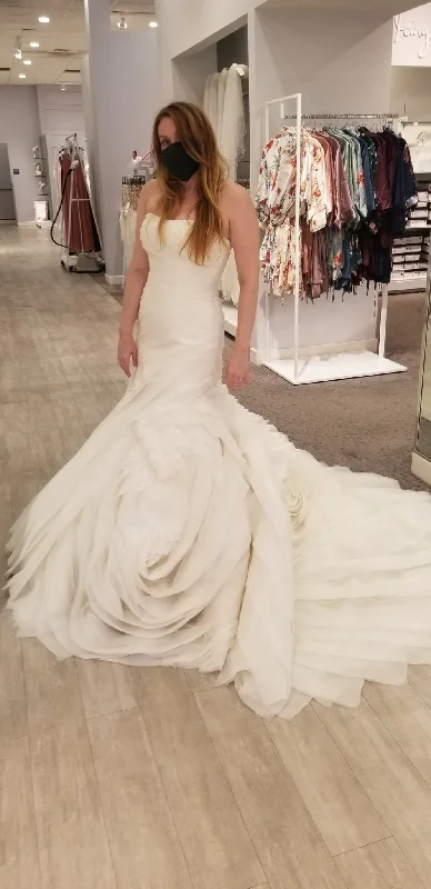 Final Clearance Vera Wang White VW351395